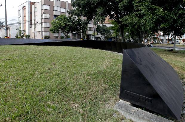 Jaime P&#233;rez - &#193;gora, escultura de Ronny Vayda, compenetrada con el entorno en el barrio Conquistadores.