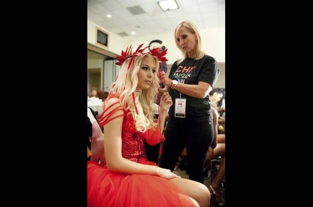 Reuters - Miss Suiza, Linda Faeh, retoca su cabello para el desfile en traje de fantas&#237;a.