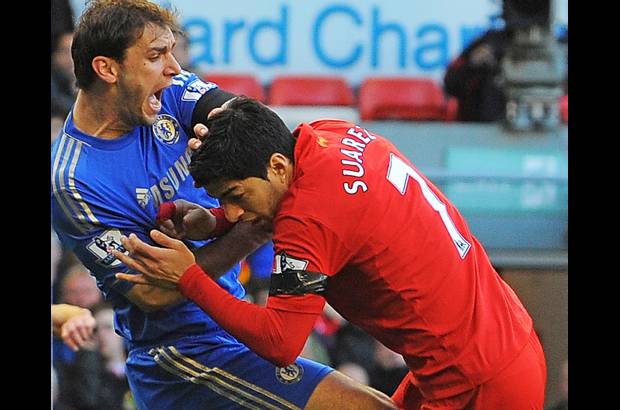 Foto Cortes&#237;a - Otra mordida de Luis Su&#225;rez fue en el brazo de Branislav Ivanovic en el partido del Liverpool contra el Chelsea.
