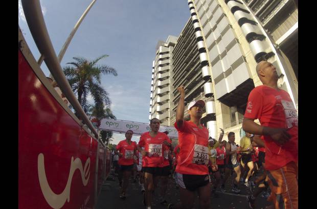 Esteban Jaramillo y Sebastián Salazar - Más de 10 mil competidores se dieron cita en esta histórica cita deportiva que se corría en las modalidades de 5, 10, 21 y 42 kilómetros.