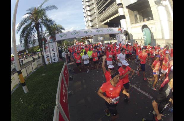 Esteban Jaramillo y Sebastián Salazar - Más de 10 mil competidores se dieron cita en esta histórica cita deportiva que se corría en las modalidades de 5, 10, 21 y 42 kilómetros.