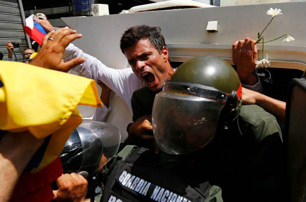 Reuters - El dirigente opositor llevaba en las manos la bandera nacional.