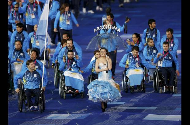 Reuters - Las delegaciones hicieron su entrada triunfal al estadio.