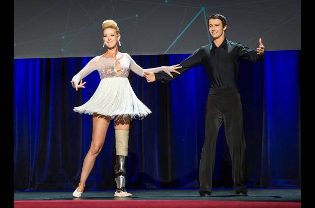 AP /TED 2014 - La bailarina Adrianne Haslet -Davis realiza una conferencia en TED. Ella fue una de las v&#237;ctimas de la bomba en la Marat&#243;n de Boston.