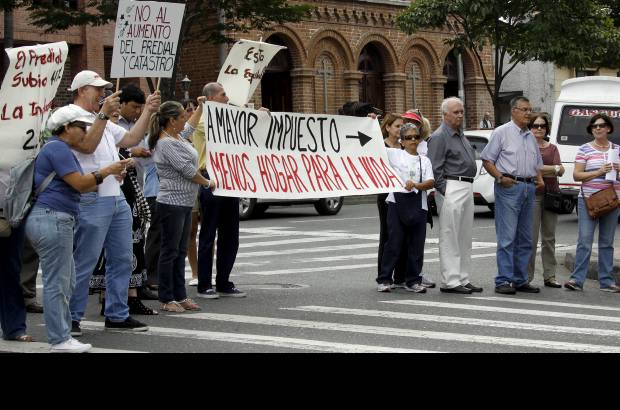 Manuela Palacio Hernández - Con las facturas del impuesto predial en la mano, residentes del barrio Patio Bonito y de sectores vecinos protestaron en el parque de El Poblado