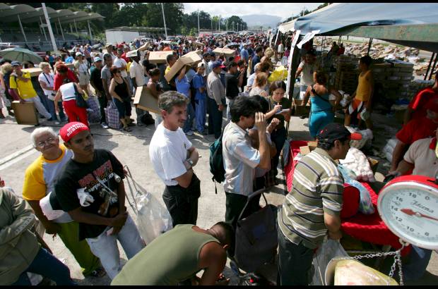 AP - Las filas para conseguir los alimentos básicos son largas en Venezuela.