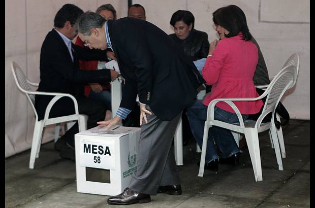 Reuters - El mandatario de los colombianos, quien entregar&#225; el poder el 7 de agosto, se mostr&#243; confiado en que los colombianos cumplir&#225;n con la democracia.