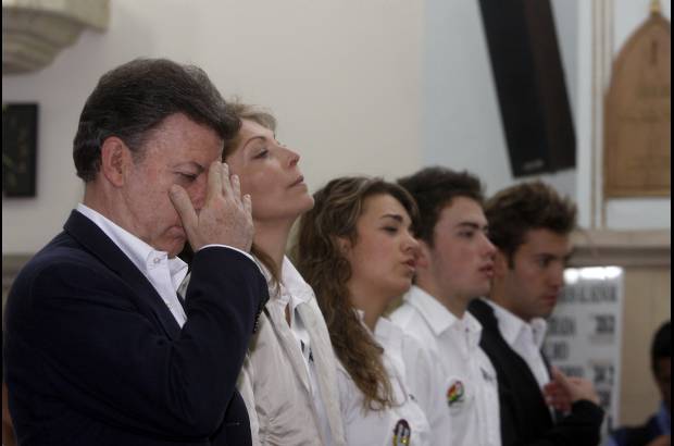 Foto Luis Eduardo Noriega-Colprensa - El candidato presidencial por el partido de la U, Juan Manuel Santos, asistió a misa en la iglesia de la Milagrosa acompañado por toda su familia.