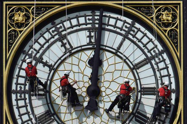Reuters - Las agujas del Big Ben de Londres se&#241;alan las doce en punto desde el lunes, cuando el mecanismo del reloj se desconect&#243; para facilitar unas labores de limpieza que se prolongar&#225;n hasta el jueves.