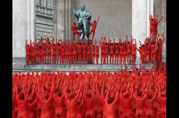 Reuters - Un total de 2.500 personas se presentaron este s&#225;bado para posar desnudas para el fot&#243;grafo estadounidense Spencer Tunick.