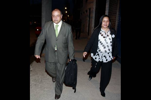 Colprensa - Luis Alfonso Colmenares y Oneida Escobar, los padres del joven fallecido, estuvieron presentes en la audiencia en la que la juez d&#233;cima de Conocimiento de Bogot&#225; argument&#243; que hubo venciomiento de t&#233;rminos para iniciar el juicio.