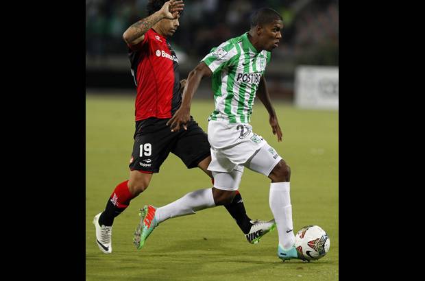 FOTOS JAIME PÉREZ - Orlando Berrío fue decisivo por la banda derecha, aunque en ocasiones se le vio muy apresurado para rematar las jugadas.