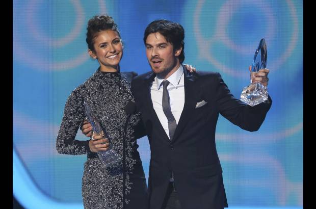 Reuters y AP - Otro de los premios que se entregaron, fue el de mejor qu&#237;mica en escena para los actores de Diario de un Vampiro, Nina Dobrev e Ian Somerhalder.