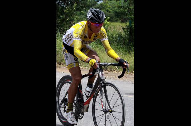 R&#243;binson S&#225;enz - Henao, con la camiseta tricolor, acompa&#241;ado de dos de sus compa&#241;eros del Gobernaci&#243;n-Indeportes Antioquia.