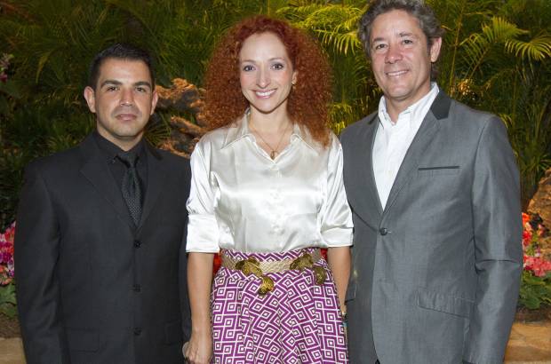 Edwin Bustamante - M&#250;ltiples especies de plantas fueron el deleite de los asistentes al coctel de apertura de Orqu&#237;deas, p&#225;jaros y flores el pasado martes en el Jard&#237;n Bot&#225;nico. En la imagen Juan Esteban Arango, Catherine Villota y Hern&#225;n V&#233;lez.