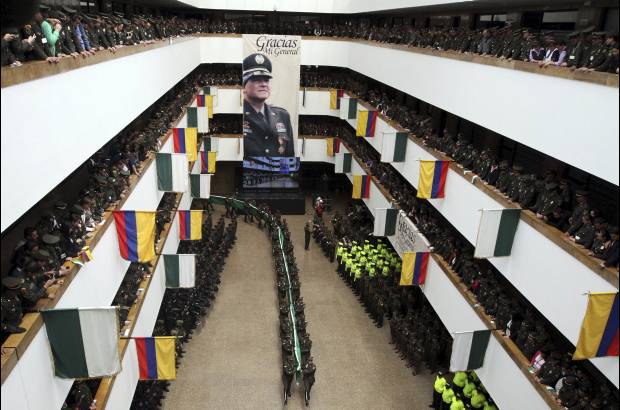 Foto Manuel Saldarriaga - Cientos de polic&#237;as se reunieron en la Direcci&#243;n General para despedir al general Naranjo.