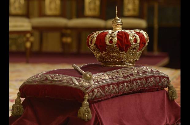AFP - Felipe IV asumi&#243; la corona en compa&#241;&#237;a de su madre, la reina Sof&#237;a, pero no de su padre, el rey Juan Carlos, quien no asisti&#243; para no restar protagonismo al nuevo monarca.