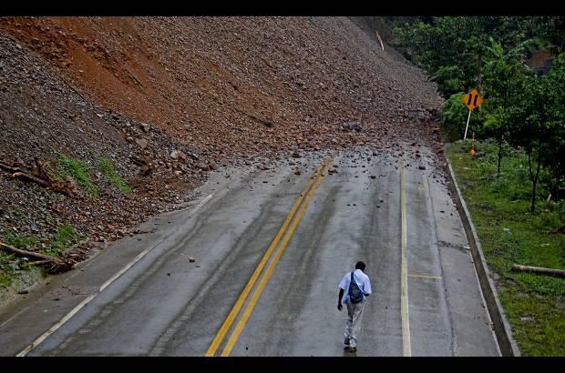 Julio C&#233;sar Herrera Echeverri - El derrumbe cay&#243; en el kil&#243;metro 73 m&#225;s 650 metros, sector Saman&#225;, de San Luis, Oriente de Antioquia.