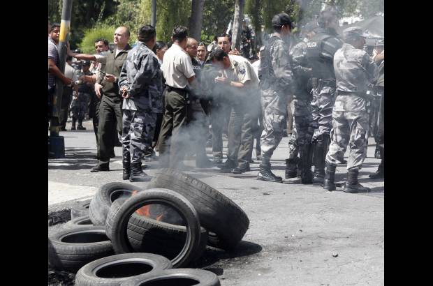 Reuters - Por lo menos dos polic&#237;as resultaron heridos durante las protestas en el Regimiento Quito, seg&#250;n inform&#243; un m&#233;dico de la instituci&#243;n policial.