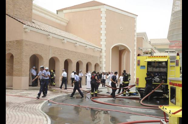 Reuters - El complejo comercial est&#225; situado a 10 kil&#243;metros del centro de Doha, pero las nubes de humo que se levantaron a causa del incendio pueden verse desde zonas alejadas de la ciudad.