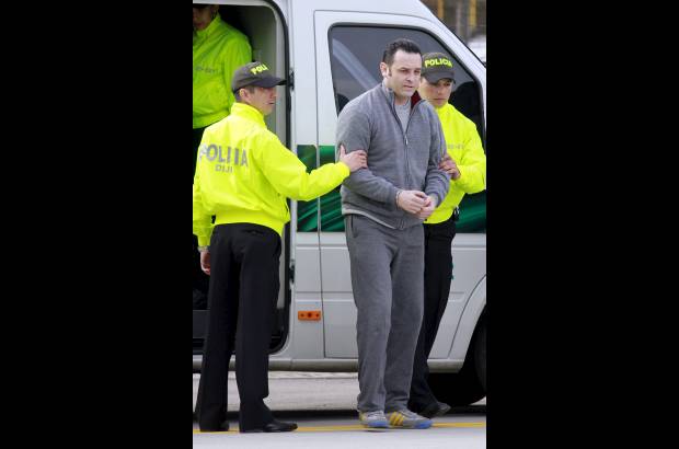 Colprensa - En un avión de la DEA fue traslado a Estados Unidos, este jueves por la mañana, Camilo Torres Martínez, alias "Fritanga", junto a otras seis personas para que respondan ante una Corte Federal de La Florida por el delito de narcotráfico.