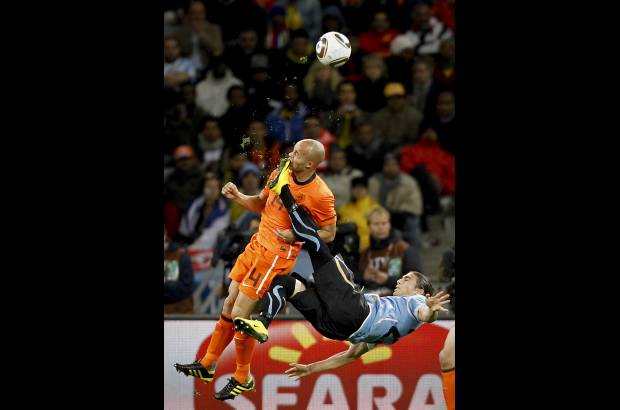 Reuters - Mike Hutchings, de Reuters, ganó en la categoría Deporte Individual, con esta imagen de Demy Zeeuw, de los Países Bajos, quien fue pateado en la cara por Martín de Uruguay, durante un partido de la semifinal del Mundial de Fútbol en Sudáfrica.