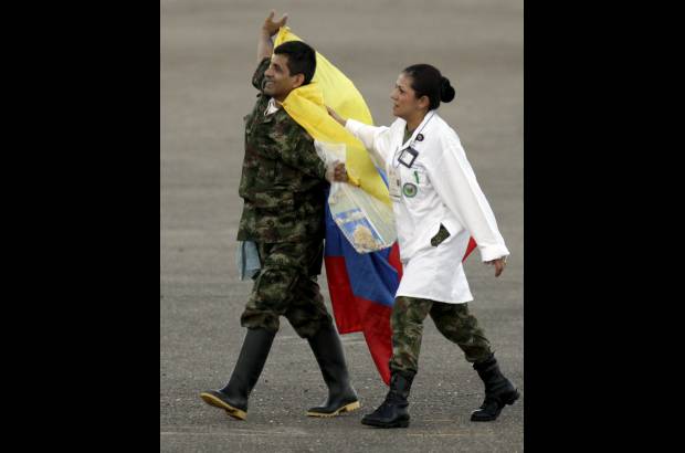Raúl Palacios, enviado especial Colprensa - El sargento Luis Alfredo Moreno fue uno de los que más emotivo se mostró al descender de la aeronave.