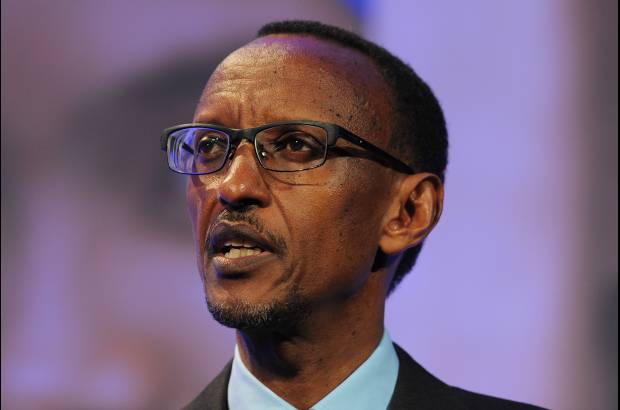AFP - Tras el genocidio, tomó el control del país el Frente Patriótico de Ruanda (RPF), milicia que entonces lideraba el actual presidente, Paul Kagame, a quien una investigación francesa culpó en 2006 de la muerte de Habyarimana, aunque él siempre lo ha negado. Salvador de Ruanda para unos y autoritario represor para otros, Kagame suele concitar elogios por haber estabilizado la nación y logrado cicatrizar una herida tan sangrante.