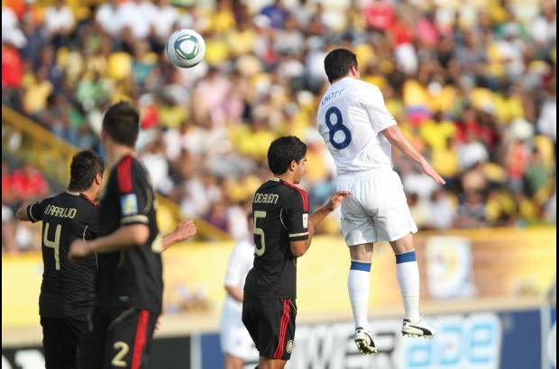 Colprensa - México dejó este jueves en el vestuario el vestido de gala y sin mayores adornos se clasificó para los octavos de final del Mundial sub-20 con un empate sin goles frente a Inglaterra, que pasó sin gloria y mucha pena por el Grupo F y ahora espera un milagro para seguir con vida.