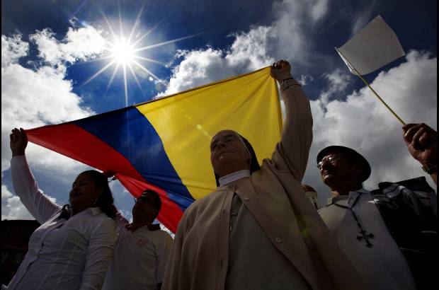 Manuel Saldarriaga - Con banderas de Colombia y globos de colores, la comunidad rechaz&#243; la violencia. Clamaron por la paz.