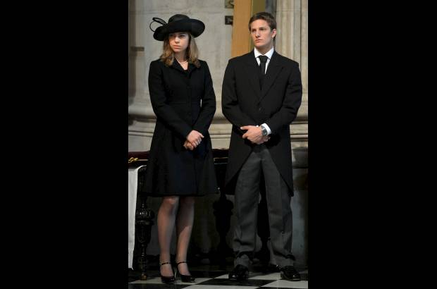 Reuters - Amanda y Michael Thatcher, nietos de la exprimera ministra, durante el funeral de su abuela.