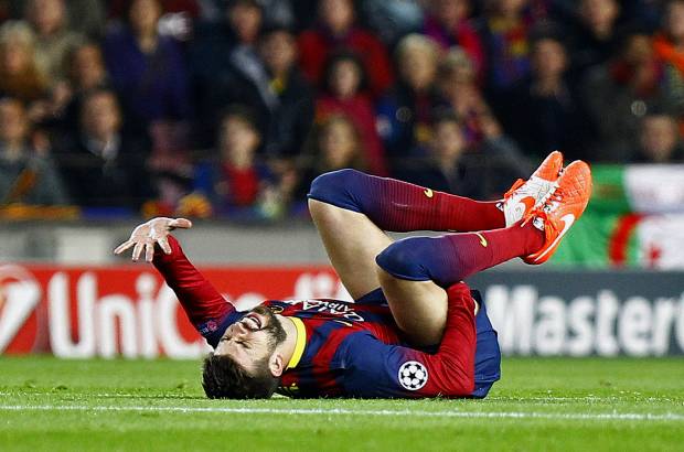FOTO AFP - Gerard Piqu&#233; fue el primero en abandonar el terreno de juego por una contusi&#243;n p&#233;lvica en la pierna derecha.