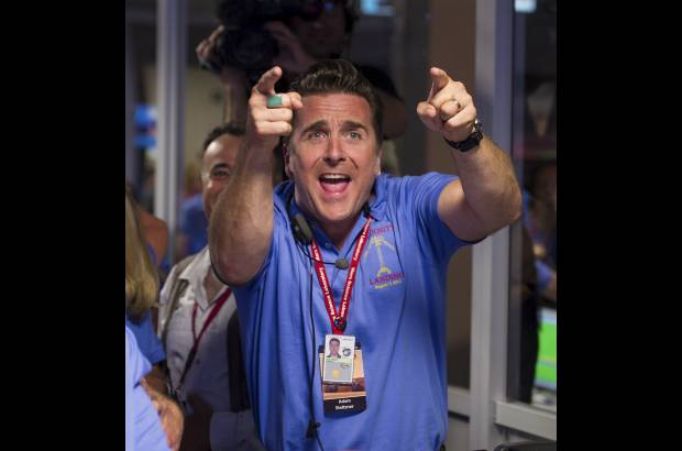 Foto Reuters - Los controladores de misión estallaron en aplausos y festejos cuando recibieron señales que confirmaban que el vehículo sobrevivió al descenso de siete minutos que la Nasa.