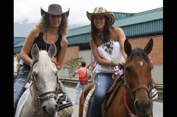 Jaime Pérez - Mujeres hermosas, verdaderas amazonas, se vieron en el Desfile a Caballo.