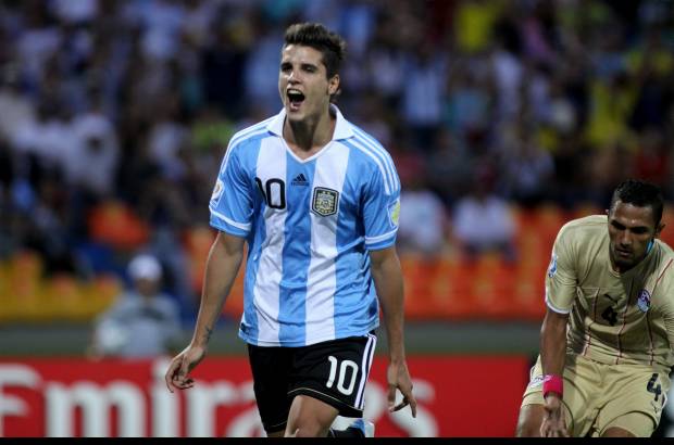 Juan Antonio S&#225;nchez - Lamela celebra uno de los tantos de penalti.