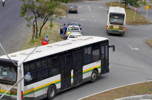 Donaldo Zuluaga - Son veh&#237;culos de dos ejes, de 12 metros de largo, con capacidad para transportar entre 90 y 100 pasajeros cada uno.
