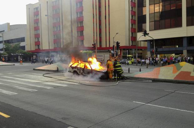 Rubén Tangarife - El incendio de un vehículo paralizó durante varios minutos el tráfico por la Avenida Oriental en Medellín.