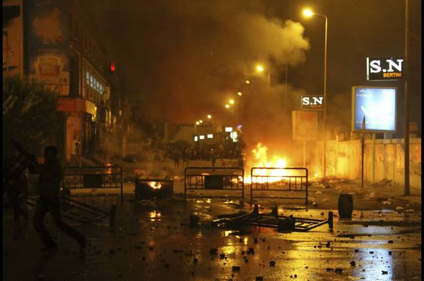 Reuters - En un intento por mitigar las protestas, la Junta Militar public&#243; un decreto que impide concurrir a exmiembros del disuelto partido de Mubarak en las pr&#243;ximas elecciones, una de las principales reivindicaciones de activistas y grupos pol&#237;ticos.