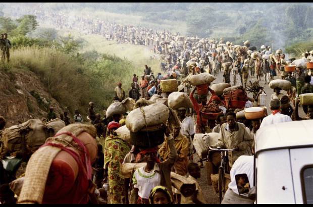Reuters - El 30 de mayo de 1994, cientos de refugiados ruandeses cruzaban la frontera Rumbo a Tanzania. Más de un millón y medio de ruandeses, sobre todo hutus, huyeron a Zaire (actual República Democrática del Congo), Tanzania y Burundi ante el avance de las fuerzas del FPR, que acabó ocupando Kigali y casi todo el país.