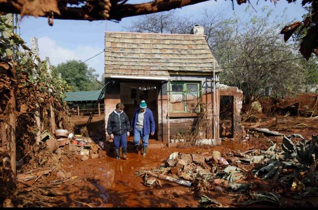 AP - En total unas 800 personas están trabajando a marchas forzadas en la zona del desastre.