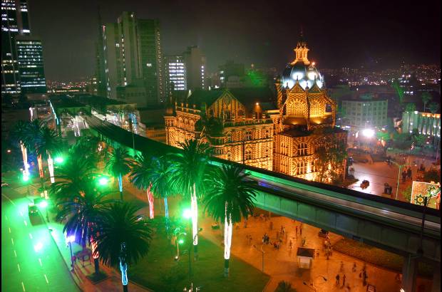 FOTO EL COLOMBIANO - El Parque de las Esculturas se convirti&#243; en referente cultural y tur&#237;stico de Medell&#237;n, y en ejemplo de recuperaci&#243;n social. Las esculturas est&#225;n en a la vista y alcance de todos los visitantes, que suelen tomarse fotos al lado de los &quot;gordos&quot; de Botero.