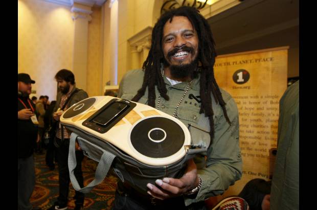 Reuters - Estrellas como Rohan Marley, hijo de Bob Marley, se hicieron presentes para promocionar distintos productos, como este sistema de sonido port&#225;til.