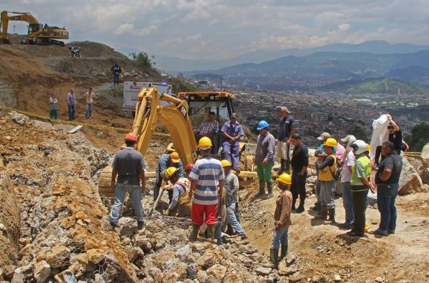 Esteban Vanegas - El obrero que falleció estaba en un andamio cercano al muro, mientras que los otros dos estaban sobre éste y por eso no fueron sepultados por el material.