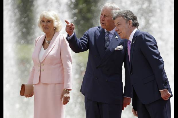 AP - El pr&#237;ncipe Carlos de Inglaterra lleg&#243; de visita oficial a Colombia.