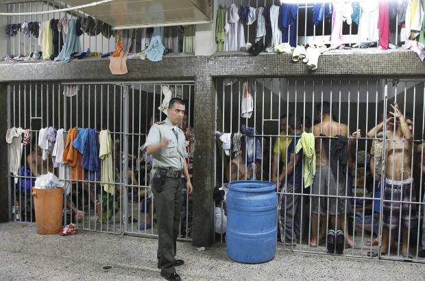 R&#243;binson S&#225;enz - Los calabozos del Palacio de Justicia no est&#225;n habilitados para soportar cargas altas de presos, son sitios s&#243;lo de paso.