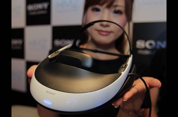 AP - Sony dijo que su nuevo dispositivo para ver contenido en tercera dimensi&#243;n (3D) ofrece una experiencia de cine que puede tenerse en cualquier sitio, con un monitor colocado en la cabeza o head-mounted display (HMD por sus siglas en ingl&#233;s), que tambi&#233;n permite a los usuarios ver videos y jugar.