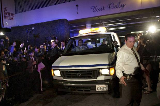 Reuters - El cadáver de Whitney Houston fue retirado del hotel de Beverly Hills donde murió y está pendiente la realización de la autopsia.