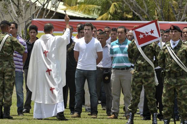 Presidencia de la Rep&#250;blica - El capell&#225;n del centro militar de Tolemaida evoc&#243; al Se&#241;or para bendecir a los soldados, mientras que el comandante de la Escuela de Lanceros, coronel Julio Ramiro S&#225;nchez, les dio la bienvenida a la casa del honor.