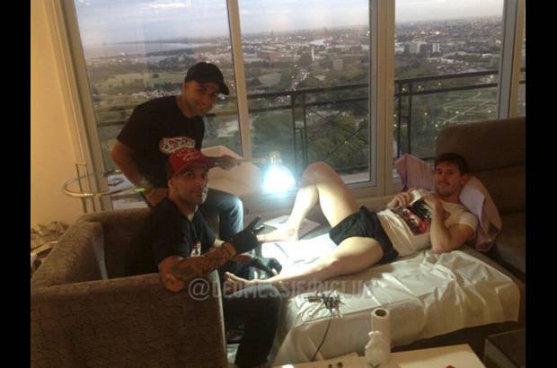 FOTO CORTES&#205;A - Lionel Messi le rindi&#243; homenaje a su hijo Thiago, quien naci&#243; el pasado mes de noviembre. En su pierna izquierda, el astro del f&#250;tbol, se tatu&#243; el nombre y la silueta de las dos manos del peque&#241;o Thiago.