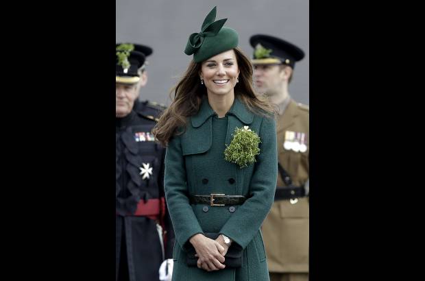 AP - Esta semana Kate la Duquesa de Cambridge sonr&#237;e durante una visita a la Guardia Irlandesa en el desfile del D&#237;a de San Patricio.